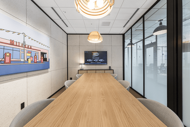 共用部_会議室です。打ち合わせの際にはお気軽にご利用ください。©WeWork