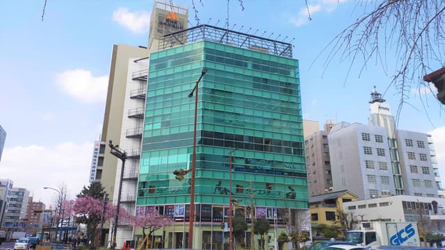 外観_ガラス張りのシンボリックなビル