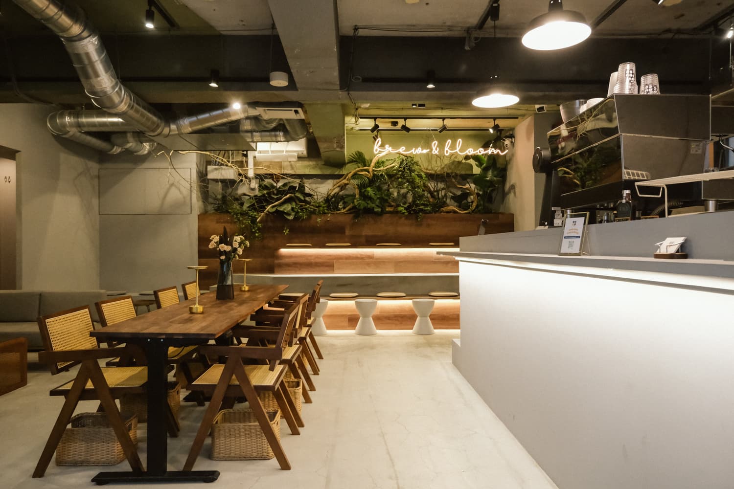 共有部_カフェ。1Fにカフェが併設されており、コーヒーを飲みながらお仕事もできます。