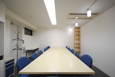 会議室_12名様までご利用いただける会議室です。ホワイトボードやプロジェクターもあります。