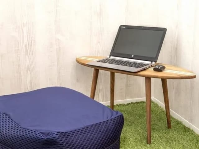 ワークブース。靴を脱ぎ、くつろいで利用できる芝生のワークブースもあります。©bizcomfort