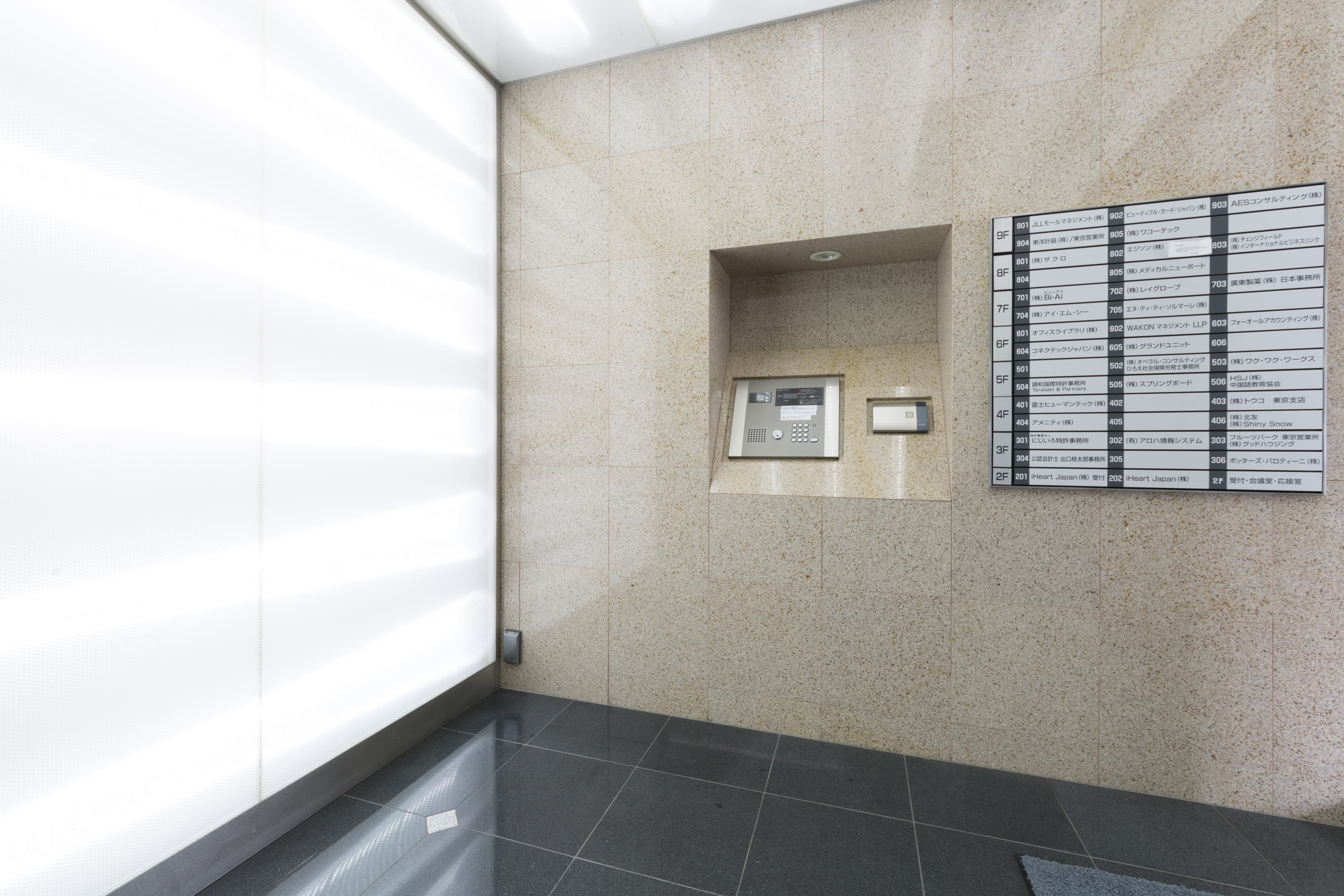 外観_エントランス。清潔感のあるエントランスで、来客の方も気持ちよくご利用いただけます。