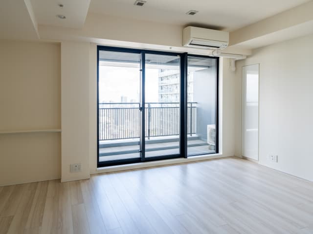 4415号室_3名用の個室です。日の光が入る、明るいお部屋です。