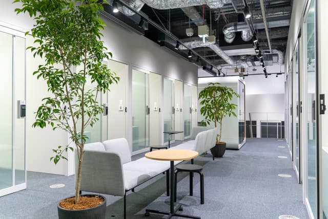 共用部_ラウンジスペース。専有の個室以外に利用可能なスペースが豊富です。