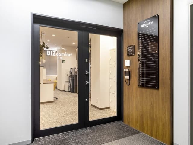 外観_エントランス。オフィスは三鷹駅直結のビル6階にございます。©bizcomfort