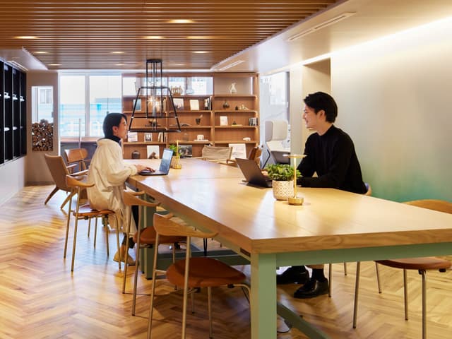共用部_コワーキングスペース。開放的な空間で仕事がはかどります。
