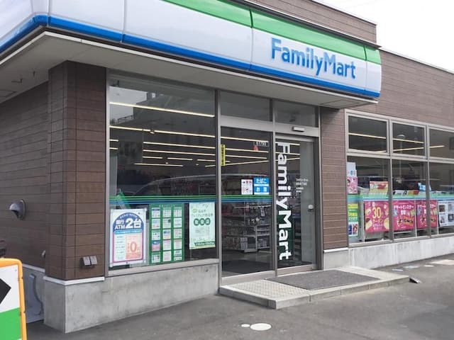 近隣のコンビニ_ファミリーマート 宮町4丁目店 (徒歩6分)
