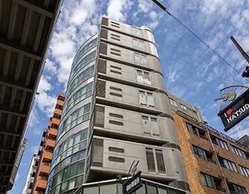 外観_初台駅から徒歩1分にございます。