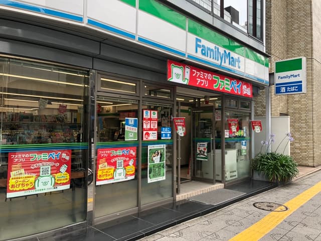周辺のコンビニ_徒歩1分のところにファミリーマート神田鍛冶町3丁目があります。簡単な飲食物や文房具を揃えることができます。