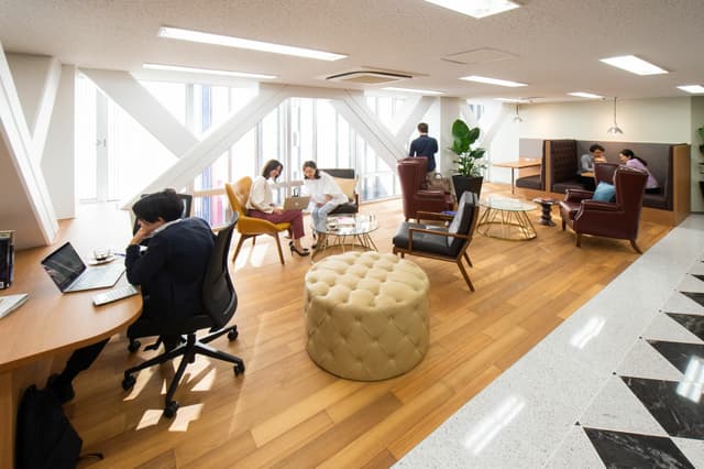 共用部_ラウンジ。休憩時や打ち合わせ、作業スペースとしてお使いいただける共用スペースです。