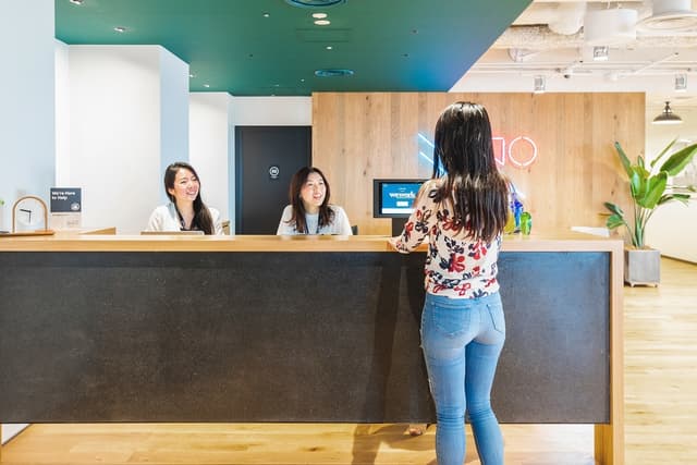 外観_受付。サポートスタッフが常駐しているので来客対応も安心です。©WeWork※写真はイメージです。