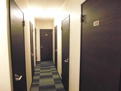 内観_廊下の写真です。各個室に鍵がついており、セキュリティも安心です。