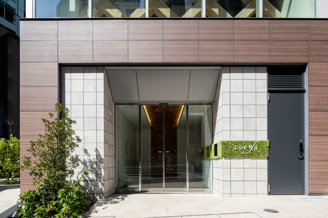 エントランス。建物は木・鉄骨のハイブリッド耐震システムを採用しています。