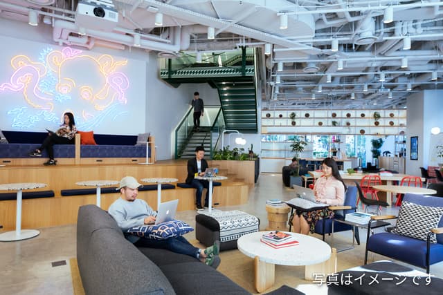 共用部_ラウンジ。WeWork(ウィーワーク)の特長は、広くて開放的なラウンジです。