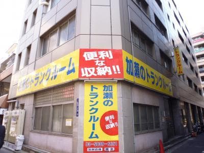 外観_黄色い看板が目を引きます。