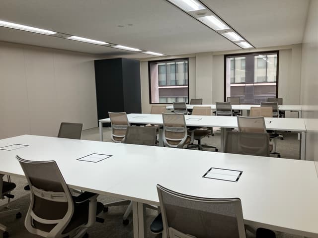 専有部_個室。デスク、チェアが設置済みです。