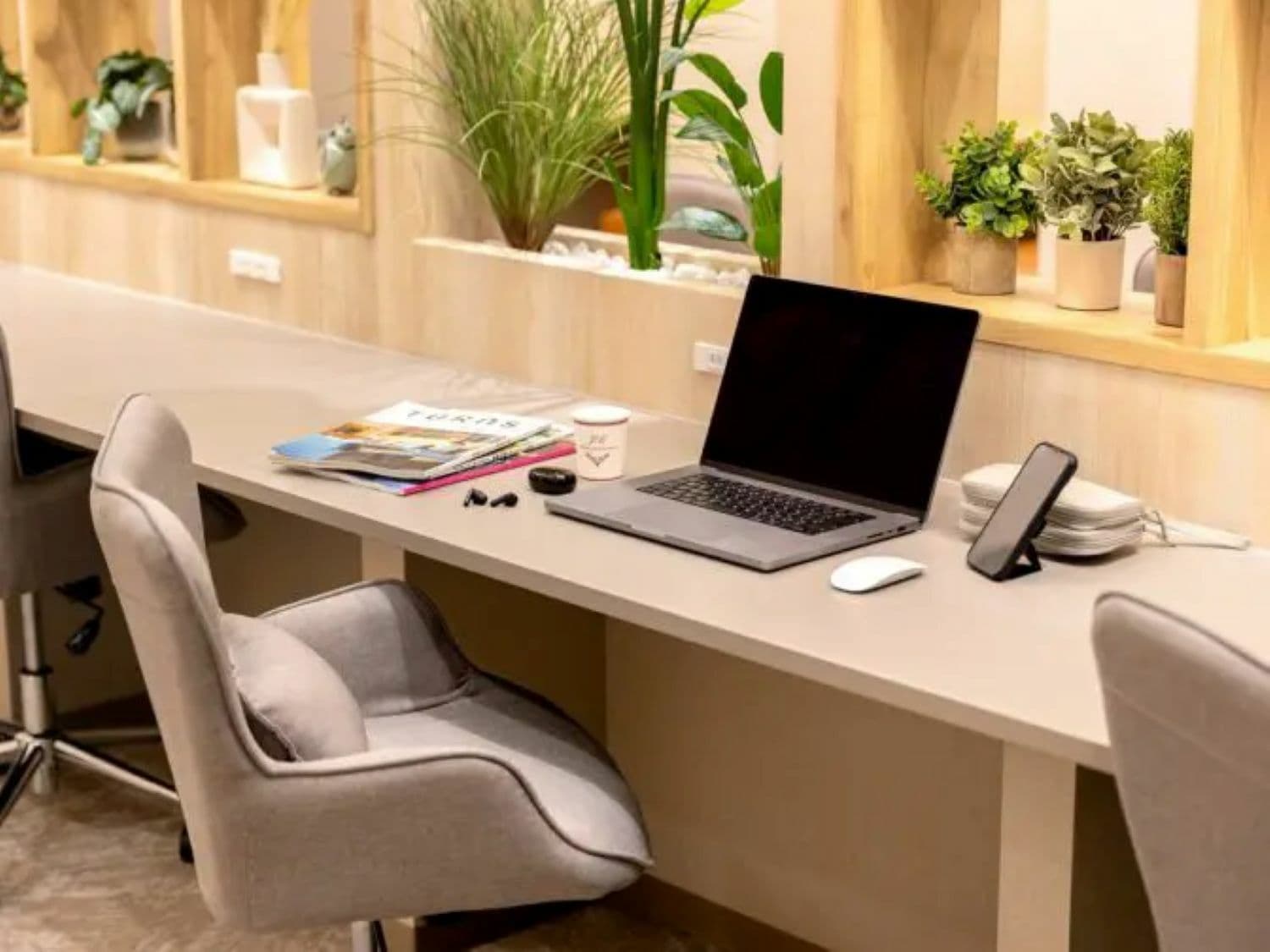 共有部_カフェブース。食事・通話・WEB会議OKの作業スペースです。※画像はイメージです。©bizcomfort