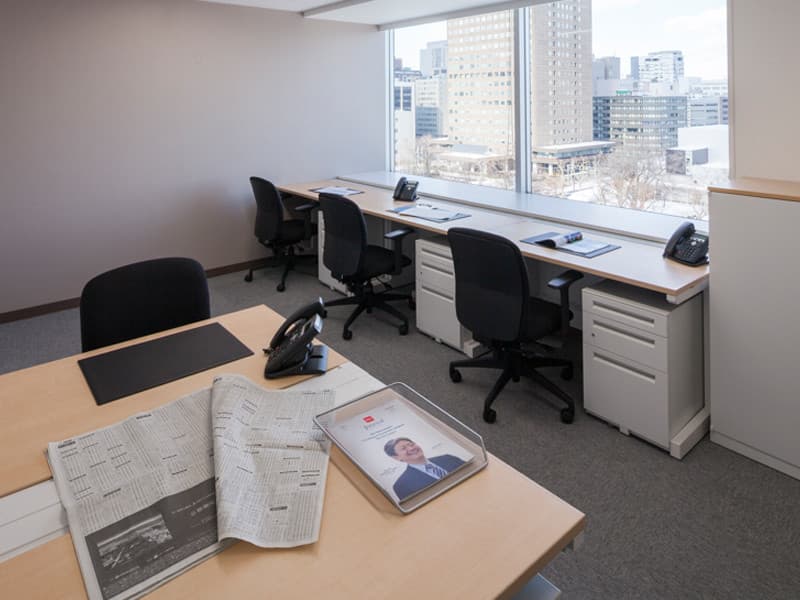 会議室_オフィスイメージ_窓が大きいので光も入りやすいです。©︎Regus