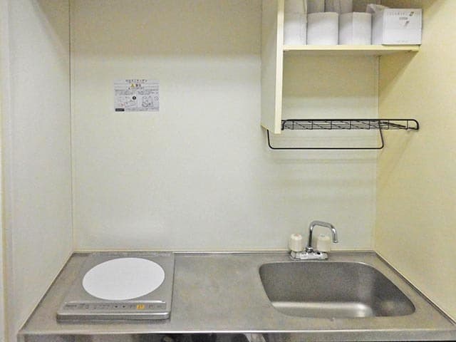 給湯スペース_給湯スペースには、IHコンロ、シンク、冷蔵庫が設置されています。