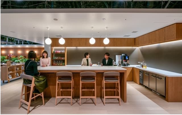 共有部_カフェスペース。フリードリンクには、カフェインレスコーヒーもあります。