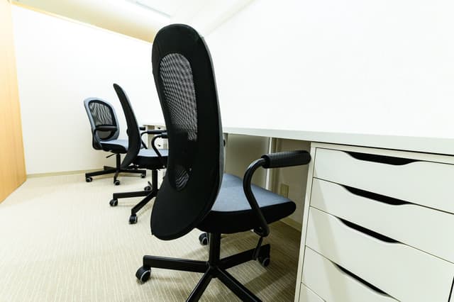 個室_全個室にデスク、チェア、ハンガー用フックが設置されています。家具付きなので、初期費用を抑えることができます。