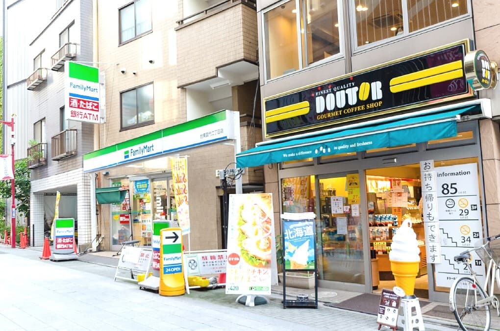 裏側に抜けると_カフェやコンビニがあり便利