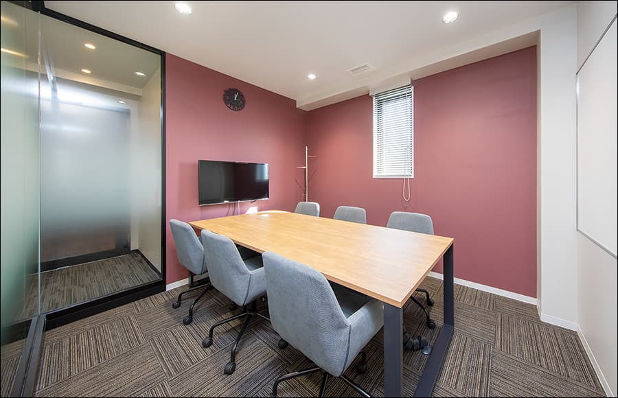 会議室_空間のデザイン性が非常に優れているだけでなく、モニターやホワイトボードが設置してあるため効率的に会議を進めることができます。30分あたり500円でご利用頂けます。©MID POINT