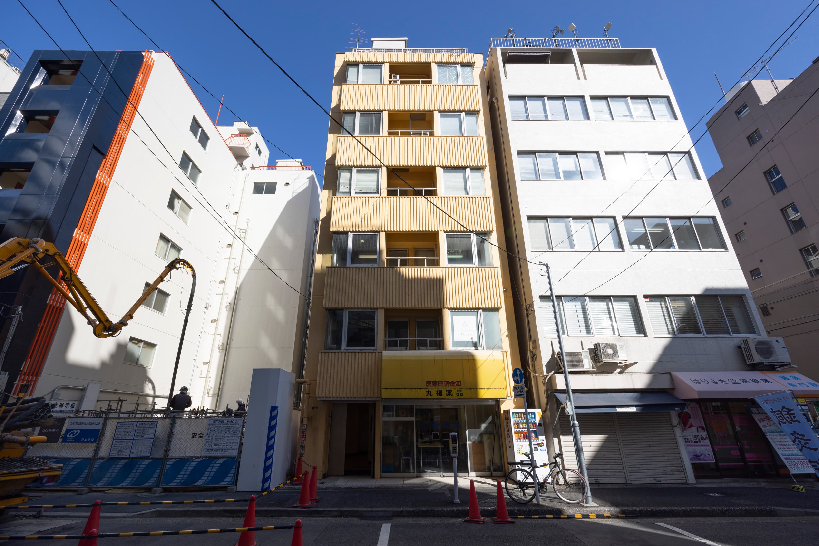 外観_神田駅から徒歩3分の場所にあります。