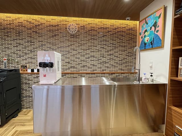 設備_流し台。共用ラウンジにはアイランドキッチンが設置されています。