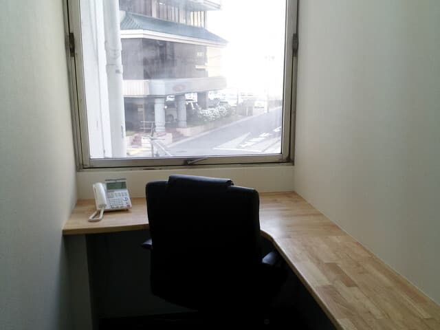 個室_広々としたデスクを各部屋に用意してあります。