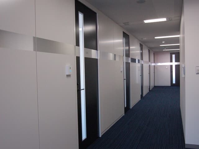 共用部_廊下。個室のセキュリティも確保された安全な施設です。