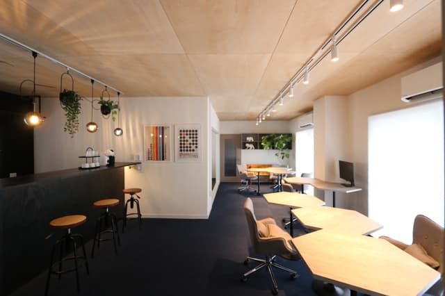 共有部_コワーキングスペース。自由な席で作業ができます。