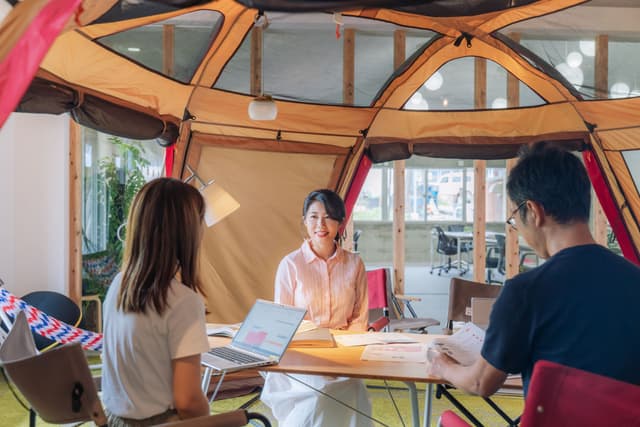 キャンプの雰囲気を感じながらのミーティング