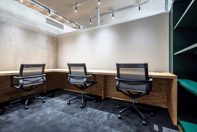 個室_ブースオフィス。個室と合わせて入居者専用のリビング・ダイニング・キッチン・シャワールームも利用できます。