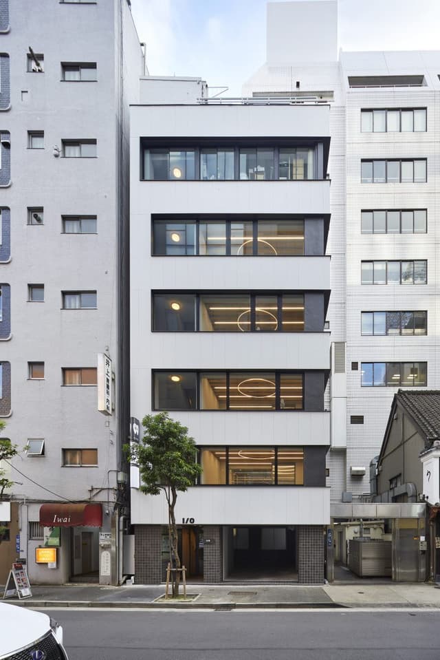 _建物外観_新橋駅から徒歩1分の場所にあります。