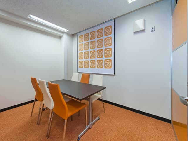 共用部_商談室。商談や打ち合わせの際には、6名用の商談室がご利用できます。