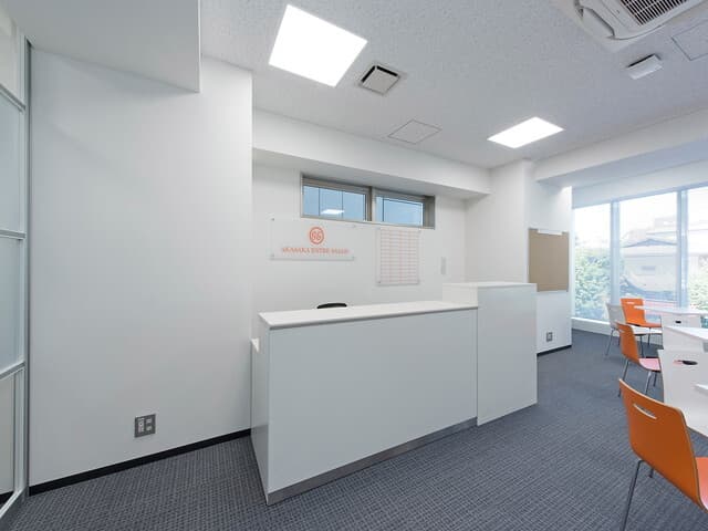 外観_受付。ビル3階にオフィスがあり、受付ではスタッフが迎えてくれます。