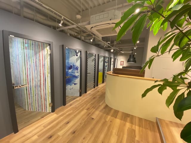 共用部_オフィスでは用途に合わせて様々なスペースを用意しています。