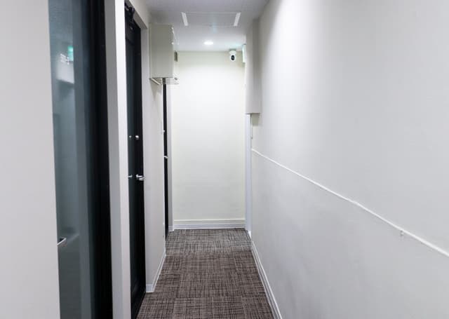 共有部_廊下。個室オフィスは施錠可能となっています。