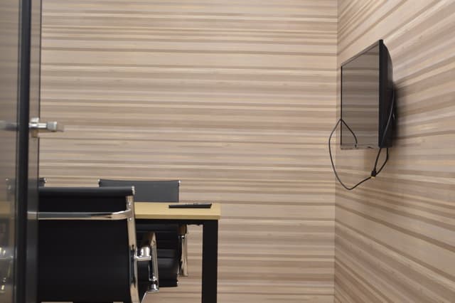 共用部_会議室A。モニターがある4名用の会議室は有料でご利用可能です。