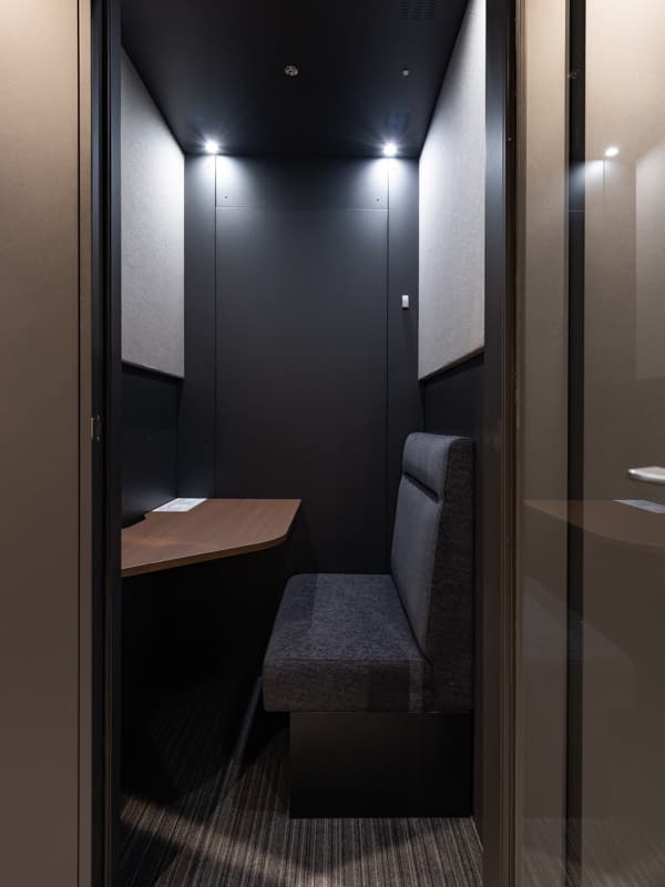 WEB会議ブース_1名用。予約不要のためスムーズに急な会議でもスムーズに利用可能。