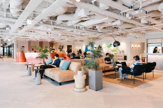 共有部_オープンスペース。テーブルやソファーなど様々な席が用意されています。©WeWork※写真はイメージです。