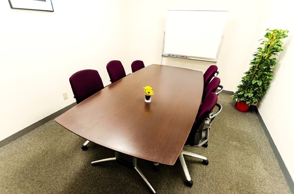 ミーティングルーム 1日1時間無料でご利用可能です。