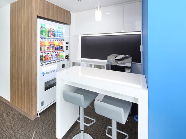 共用部_ビジネスラウンジ。自販機が設置されており、ドリンクをお楽しみいただけます。