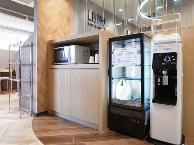 カフェスペース_無料のドリンク、冷蔵庫、電子レンジをご用意。