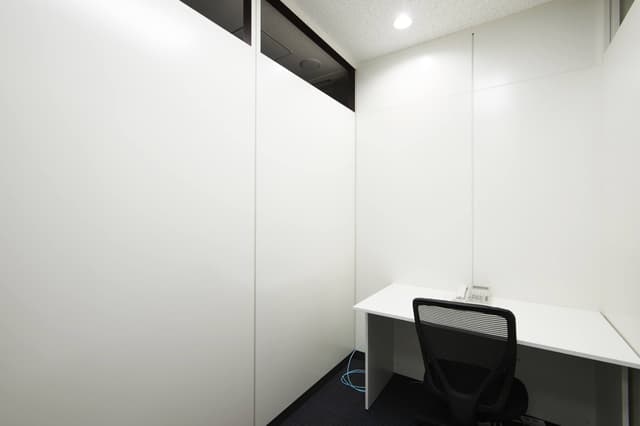 個室_1名用。清潔感のあるオフィスです。