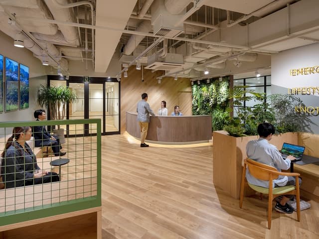 外観_受付。スタッフによる来客対応など各種ビジネスサポートが用意されています。