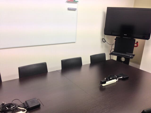 共用部_会議室。6~8名用の会議室では大型モニターとテーブルモニターが利用できます。