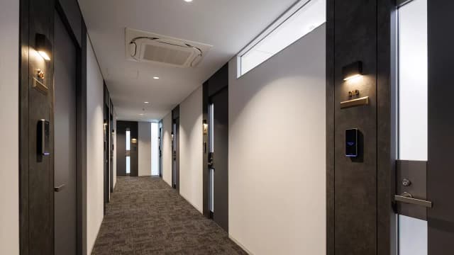 共有部_廊下。個室オフィスは施錠可能となっています。ⒸH1O