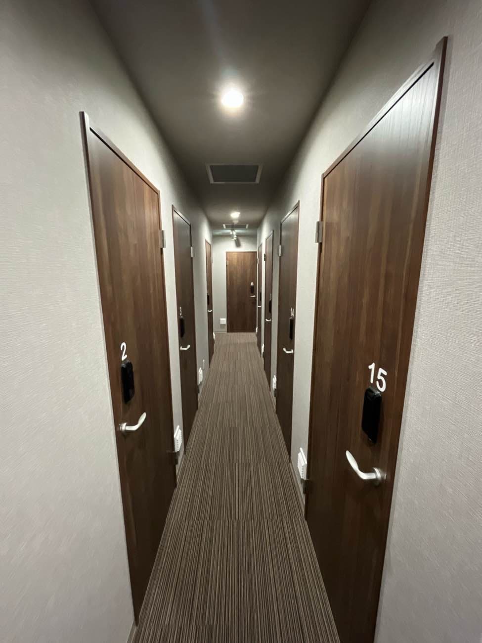 共有部_廊下。個室オフィスは施錠可能となっています。